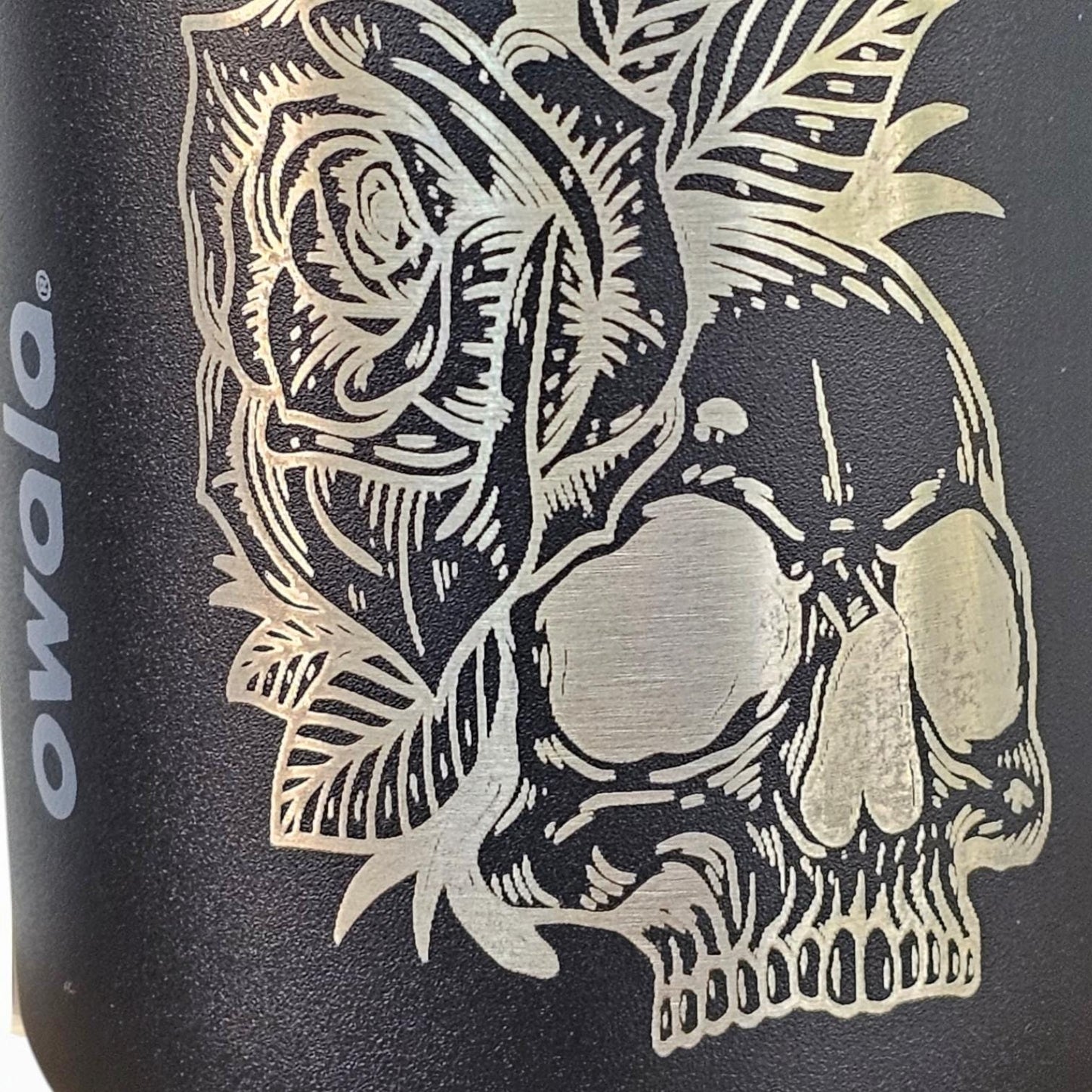 Skull and Roses Owala 24 and 32 oz Owala Flip Cap, leak proof Water Bottle,Elegant & Personalized Drinkware