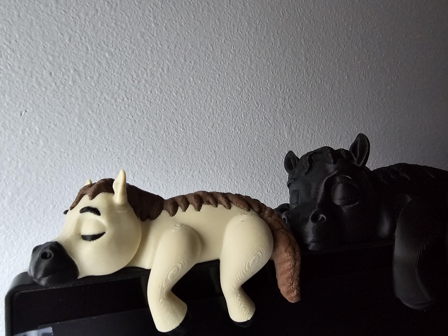 3D Printed Sleeping Horse Shelf Sitter: Unique Desk Decor