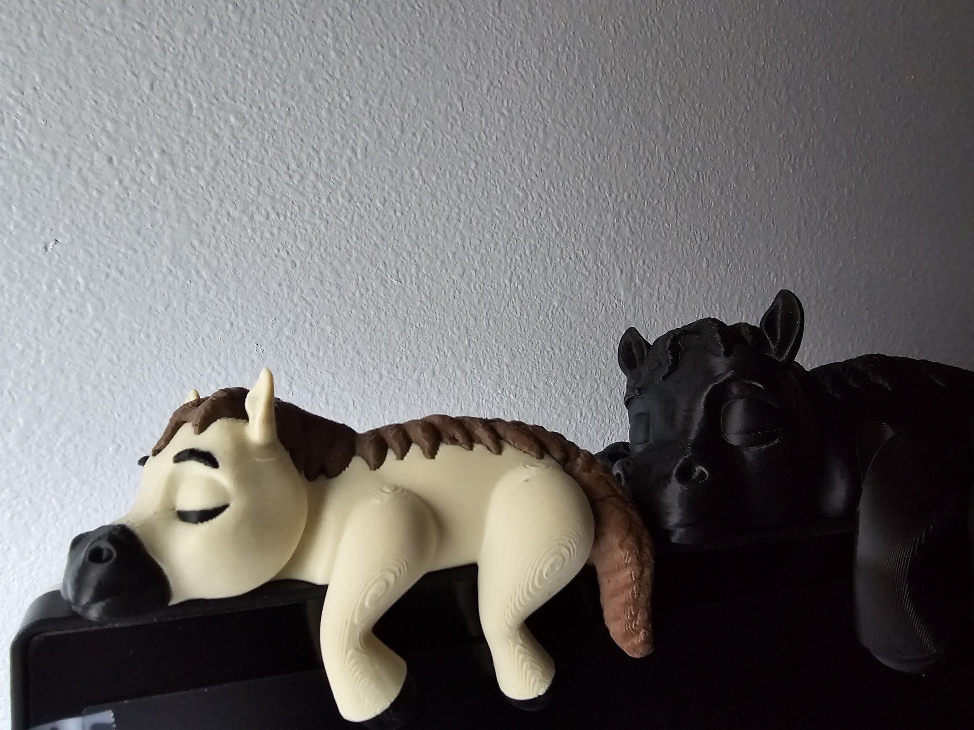 3D Printed Sleeping Horse Shelf Sitter: Unique Desk Decor