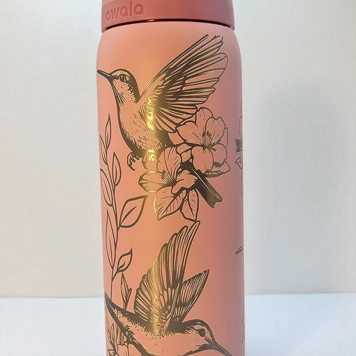 Hummingbird Engraved Owala Bottle: Elegant Floral Design, Personalized Drinkware