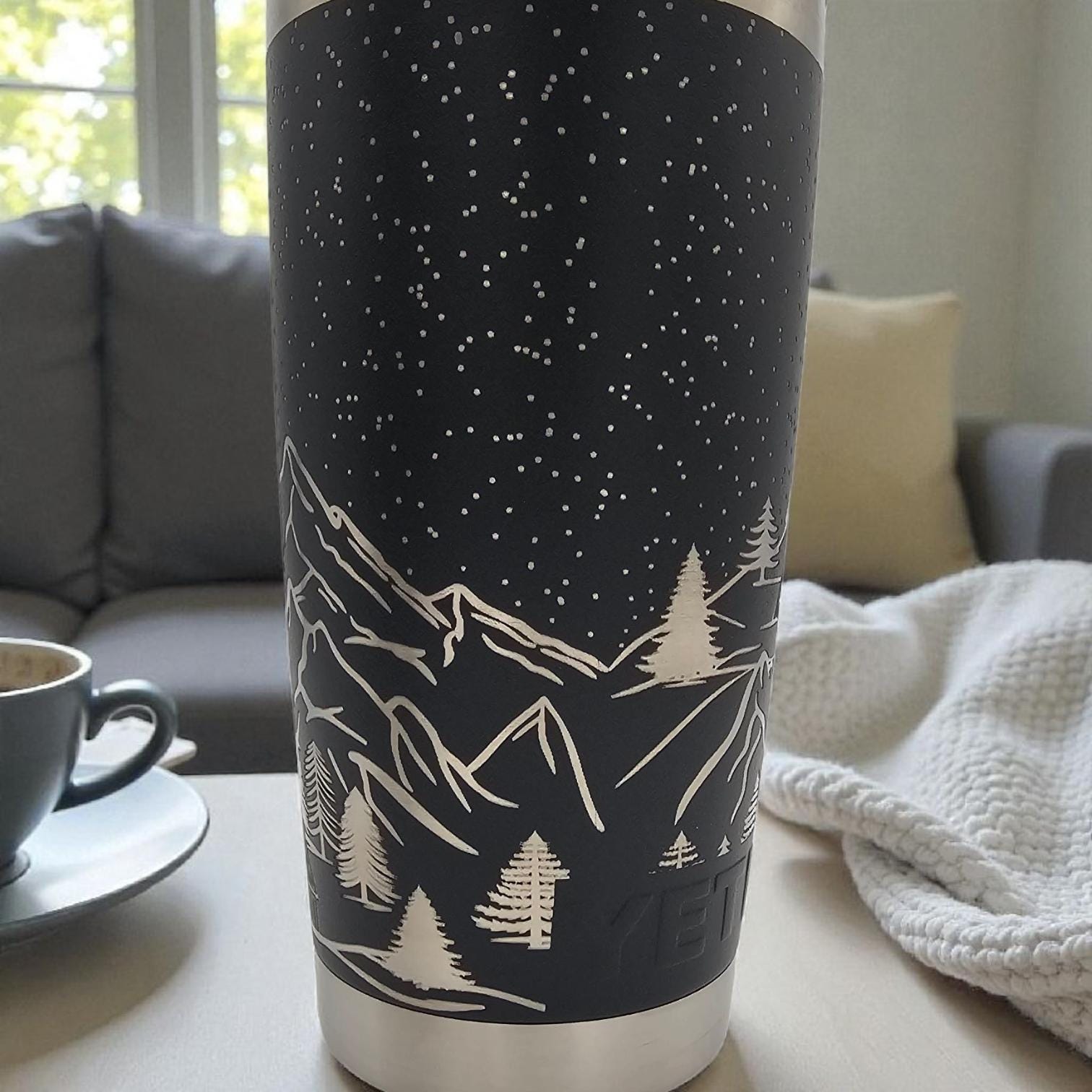 YETI Engraved Tumbler – Ski Scene Design | Personalized Winter Drinkware | Gift for Outdoor Lovers