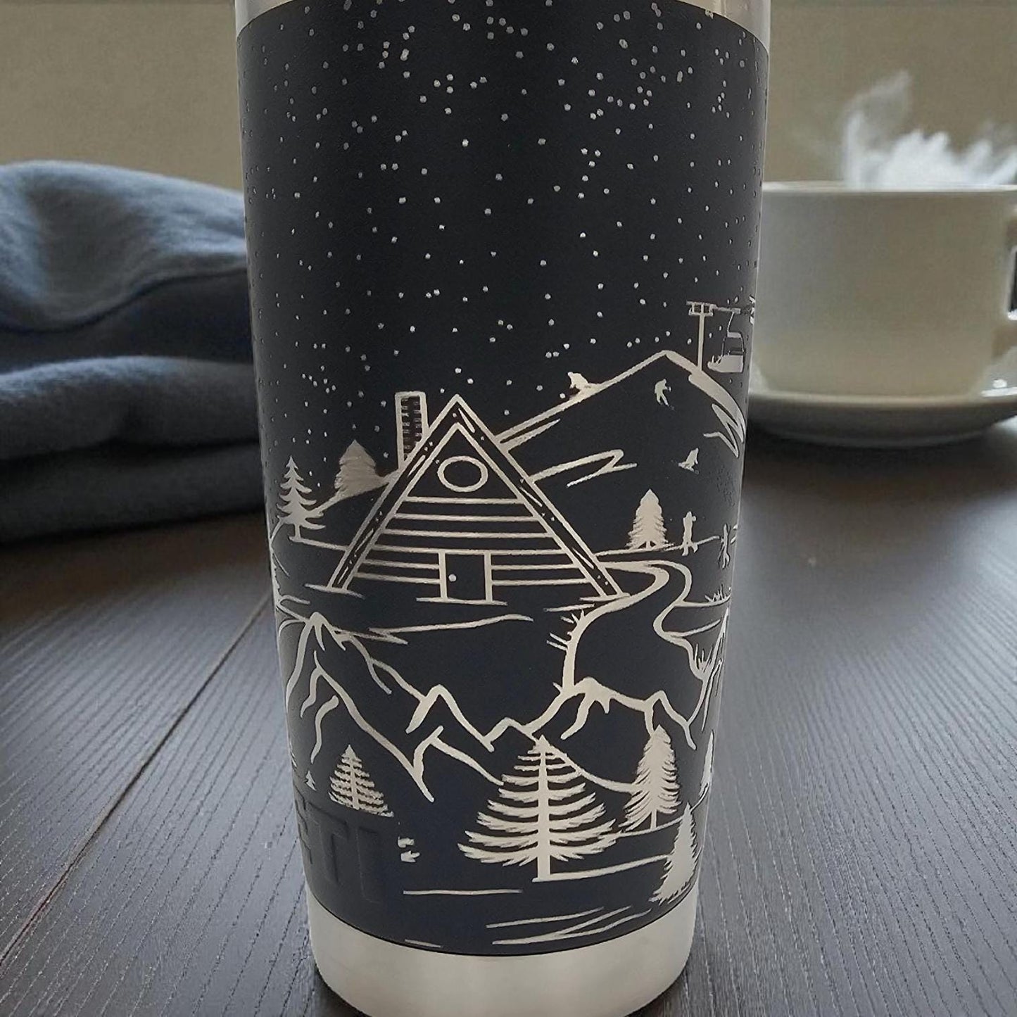 YETI Engraved Tumbler – Ski Scene Design | Personalized Winter Drinkware | Gift for Outdoor Lovers